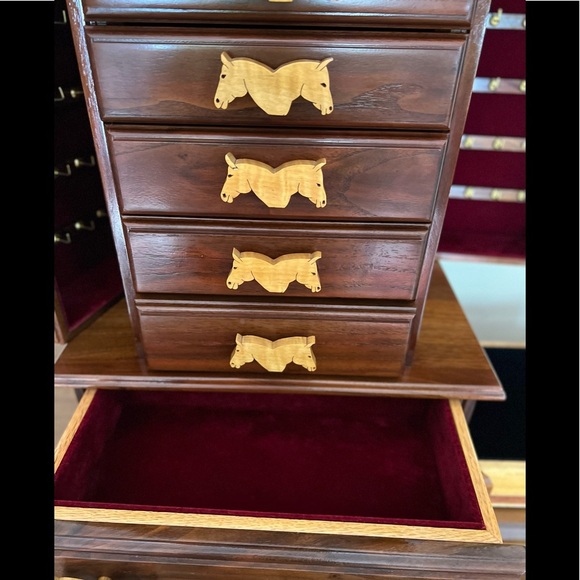 🐎Rare Vintage Large Solid Oak
Hand Carved Horse Lovers
Dream Jewlery Armoire - Picture 7 of 11